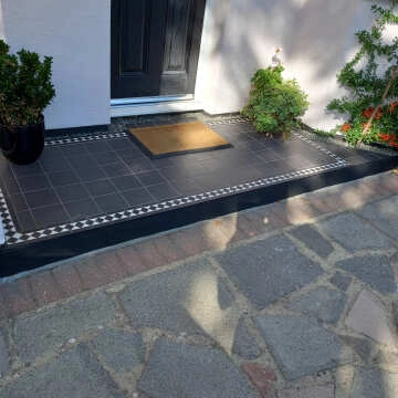 Gosford Black and White Border Tiles