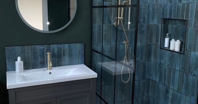 Chantelle’s Glossy Blue Loft Ensuite Bathroom