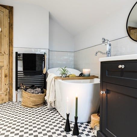 Kelly Used our Churchill Chequer Mosaic Tiles to Add a Victorian Vibe to her Bathroom