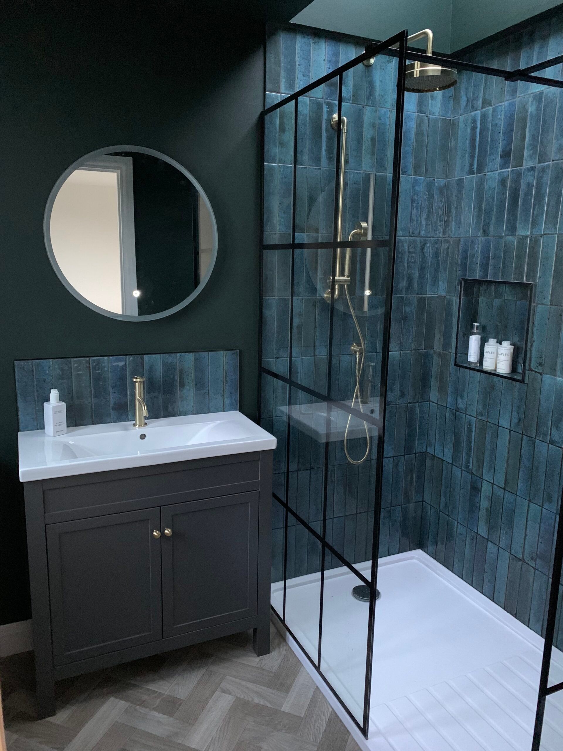 Chantelle’s Glossy Blue Loft Ensuite Bathroom