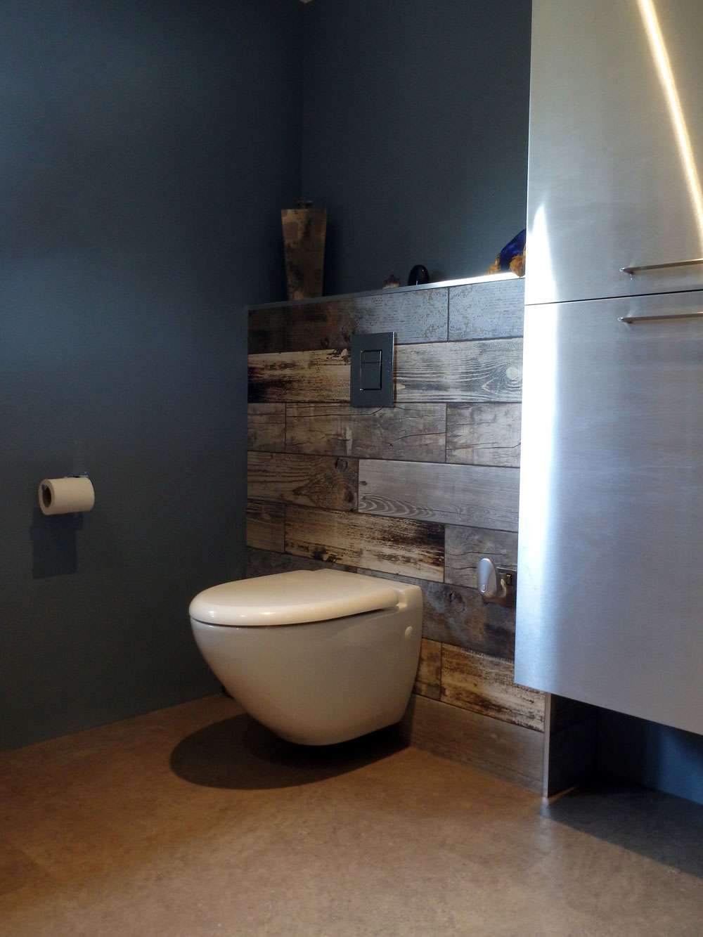 wood effect tiles behind toilet