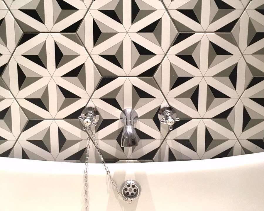 Kelly&#8217;s Eye-Catching Bathroom &#8211; Patterned Hexagon Tiles