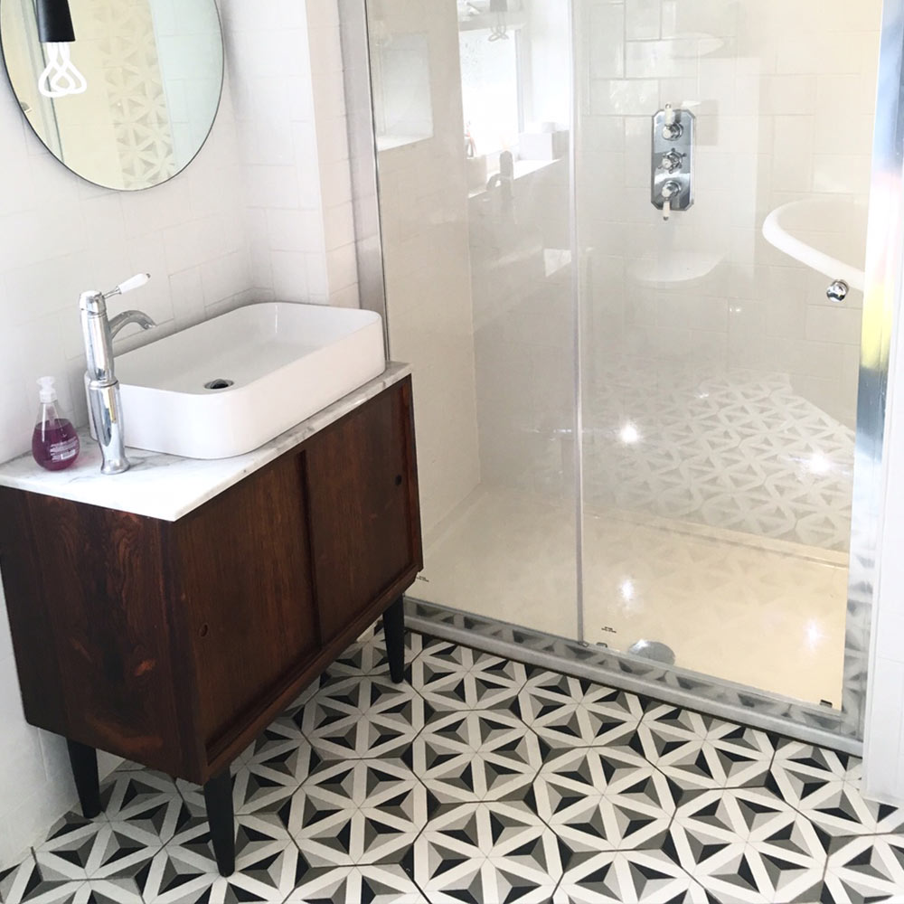 Patterned hexagon bathroom tiles