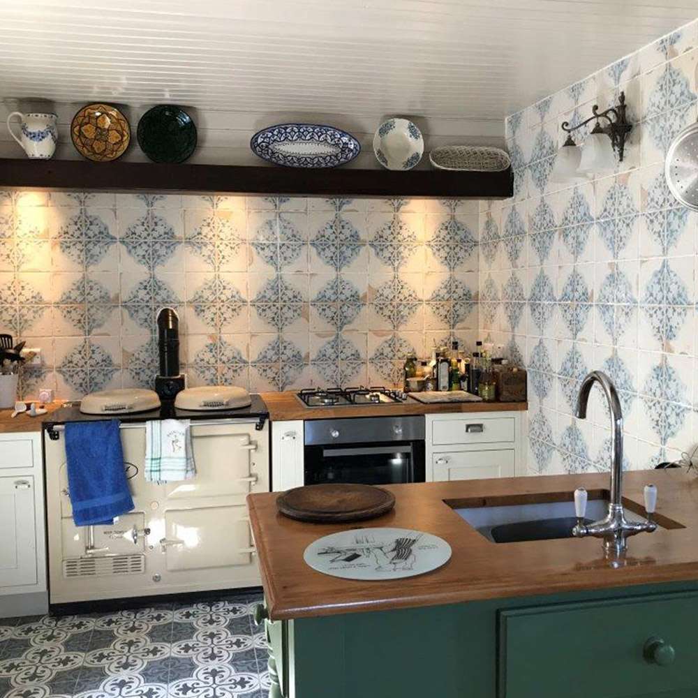 Diane&#8217;s Traditional Kitchen and Pantry &#8211; Blue Patterned Tiles