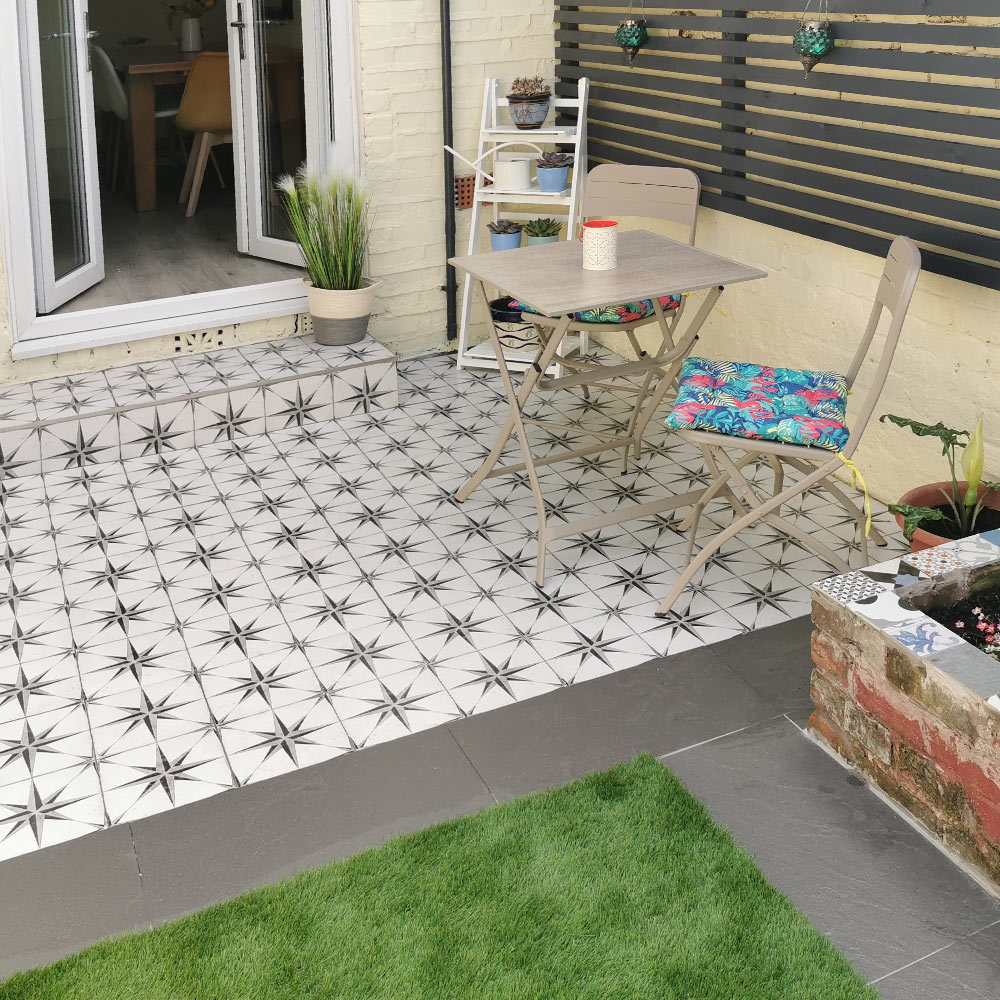 Star patterned patio paving