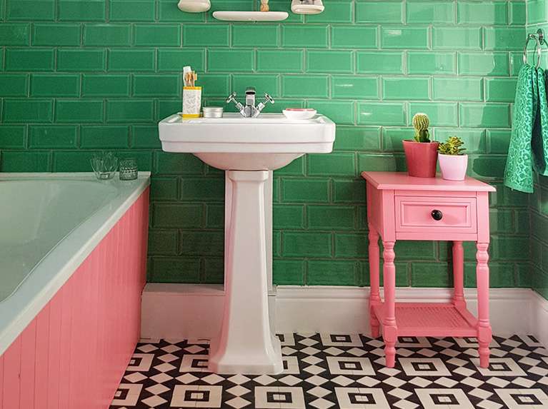 Carly Added A Bright Green Scheme To Her Bathroom &#8211; And We Love It!