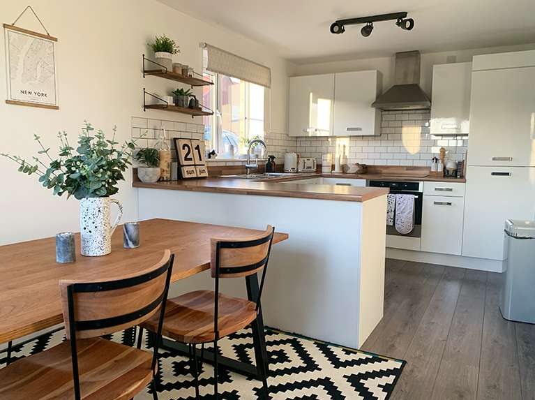 Helen Created a Smooth White Splash-back for her Airy Kitchen