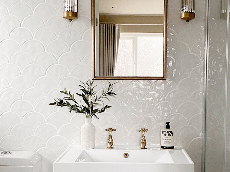 Laura Used Our Achilles Snow Tiles to Create a Glossy Look in Her Bathroom