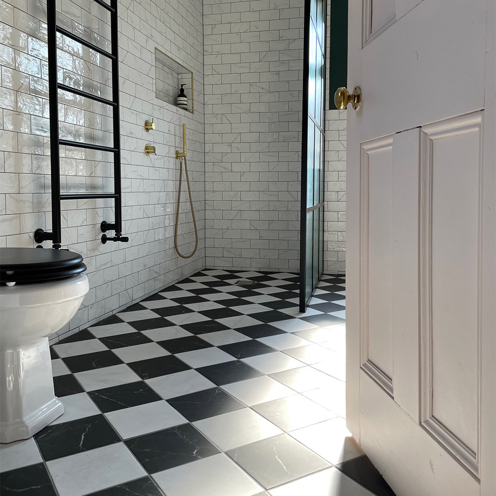 marble checkerboard flooring and white marble wall tiles in a vintage style bathroom
