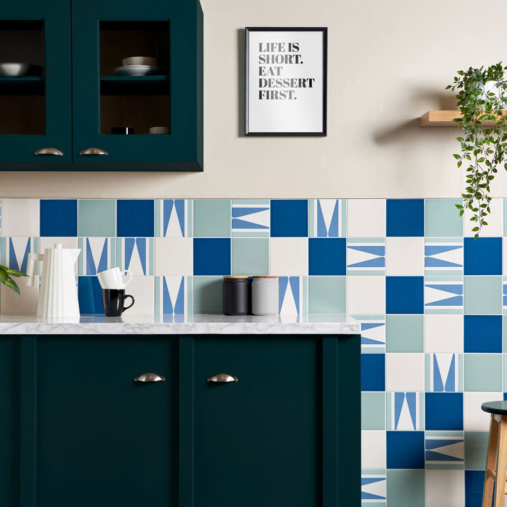 Blue and White Tiles as a splashback for kitchen colour idea. Complimentary dark cabinets and marble top creating a modern scheme. 